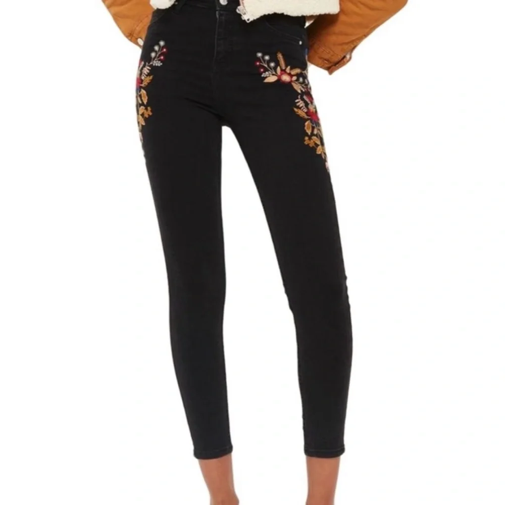 Moto Flower Embroidered Jeans - Picture 2 of 8